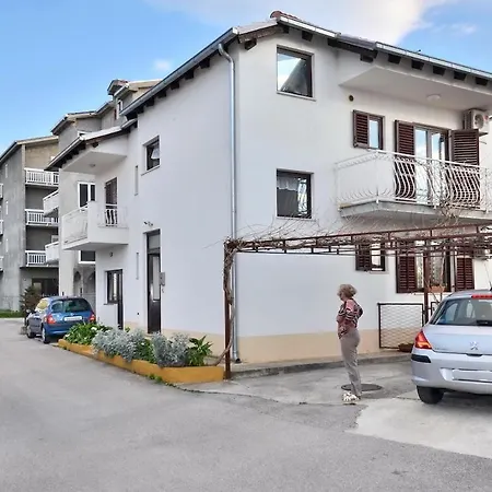 Апартаменти La-le-100m From New